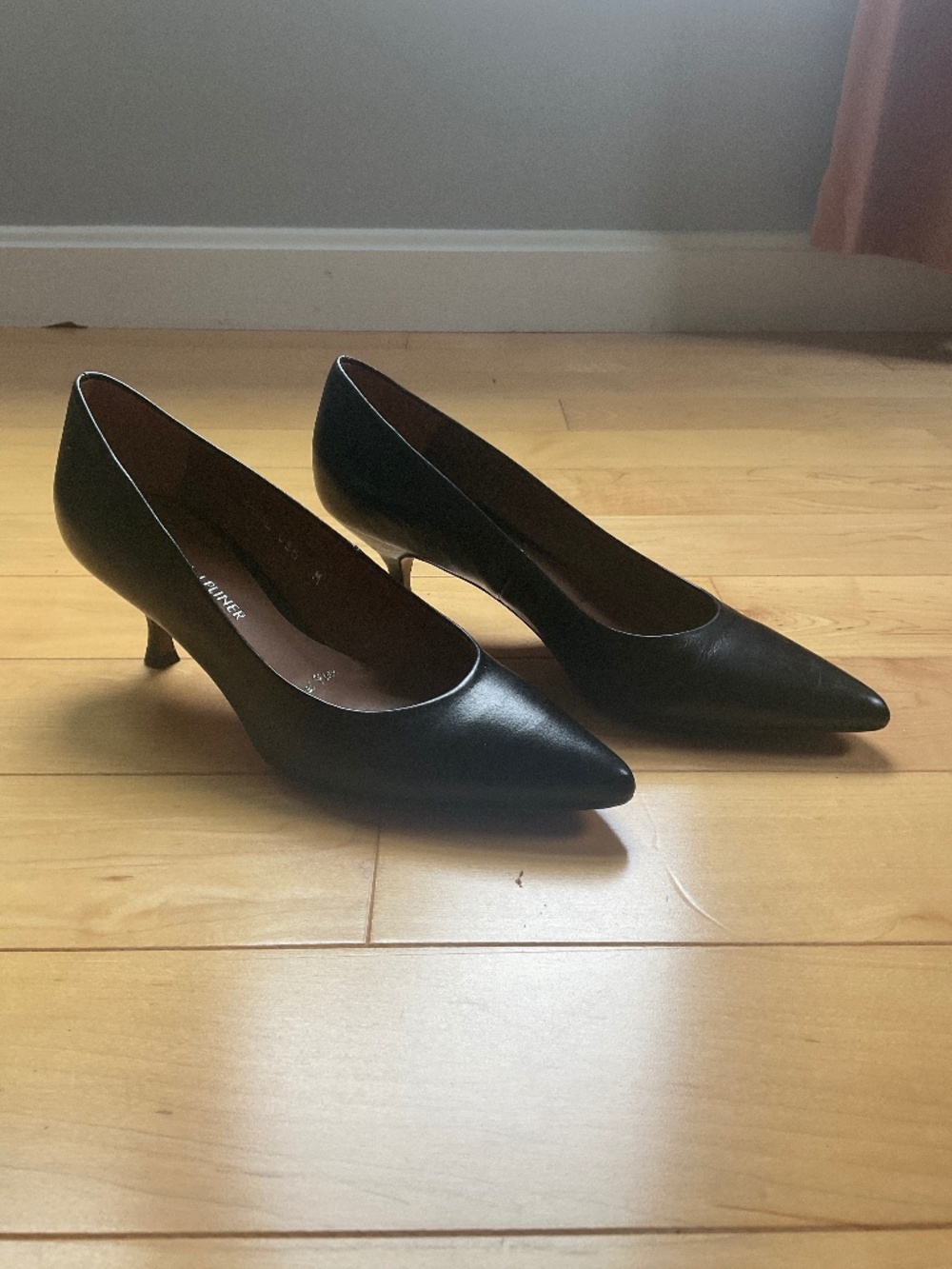 Donald Pliner Rome 2” Black Pointy Toe Leather Pump Made in Spain